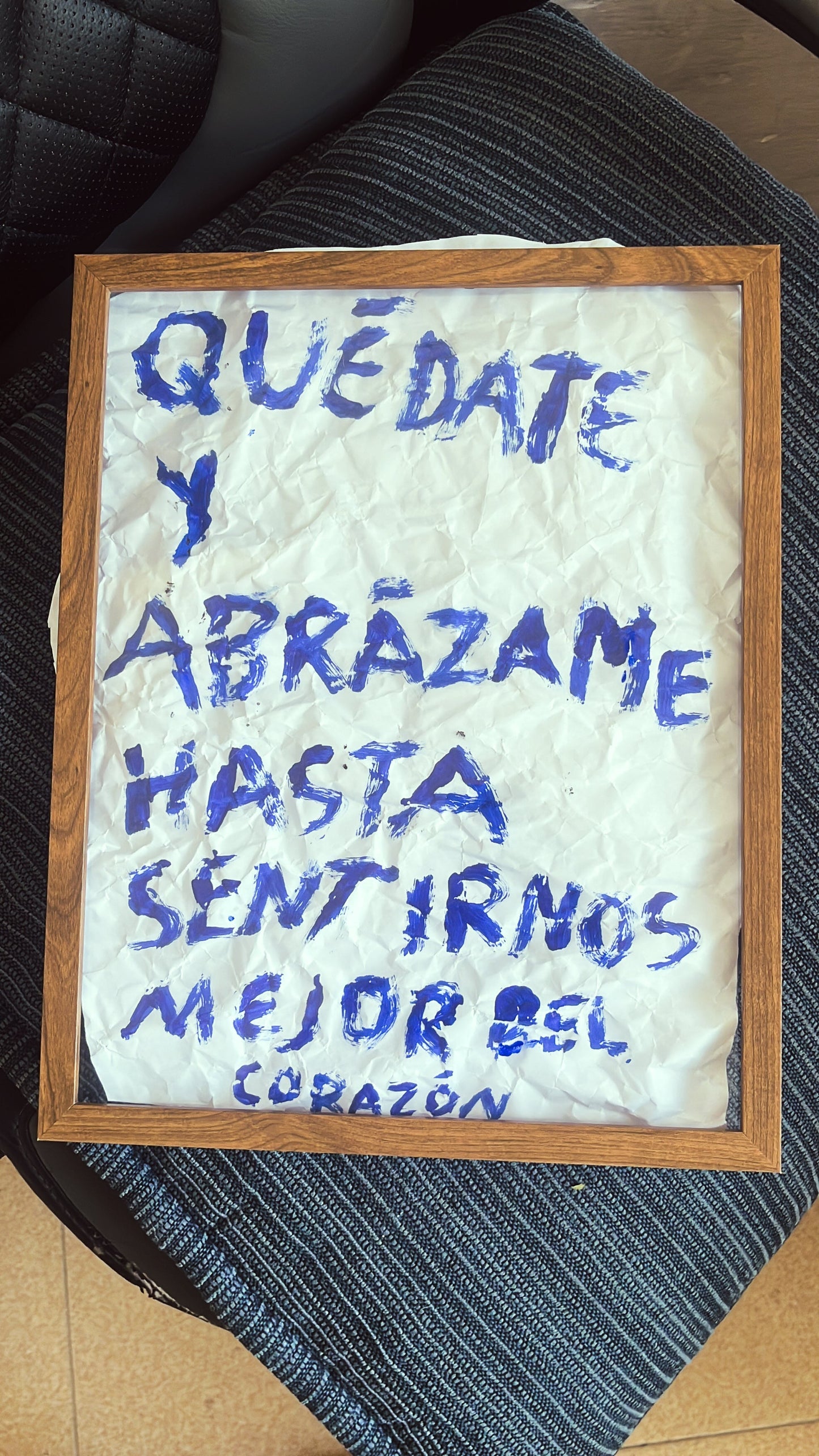 Quédate y abrázame hasta sentirnos mejor del corazón