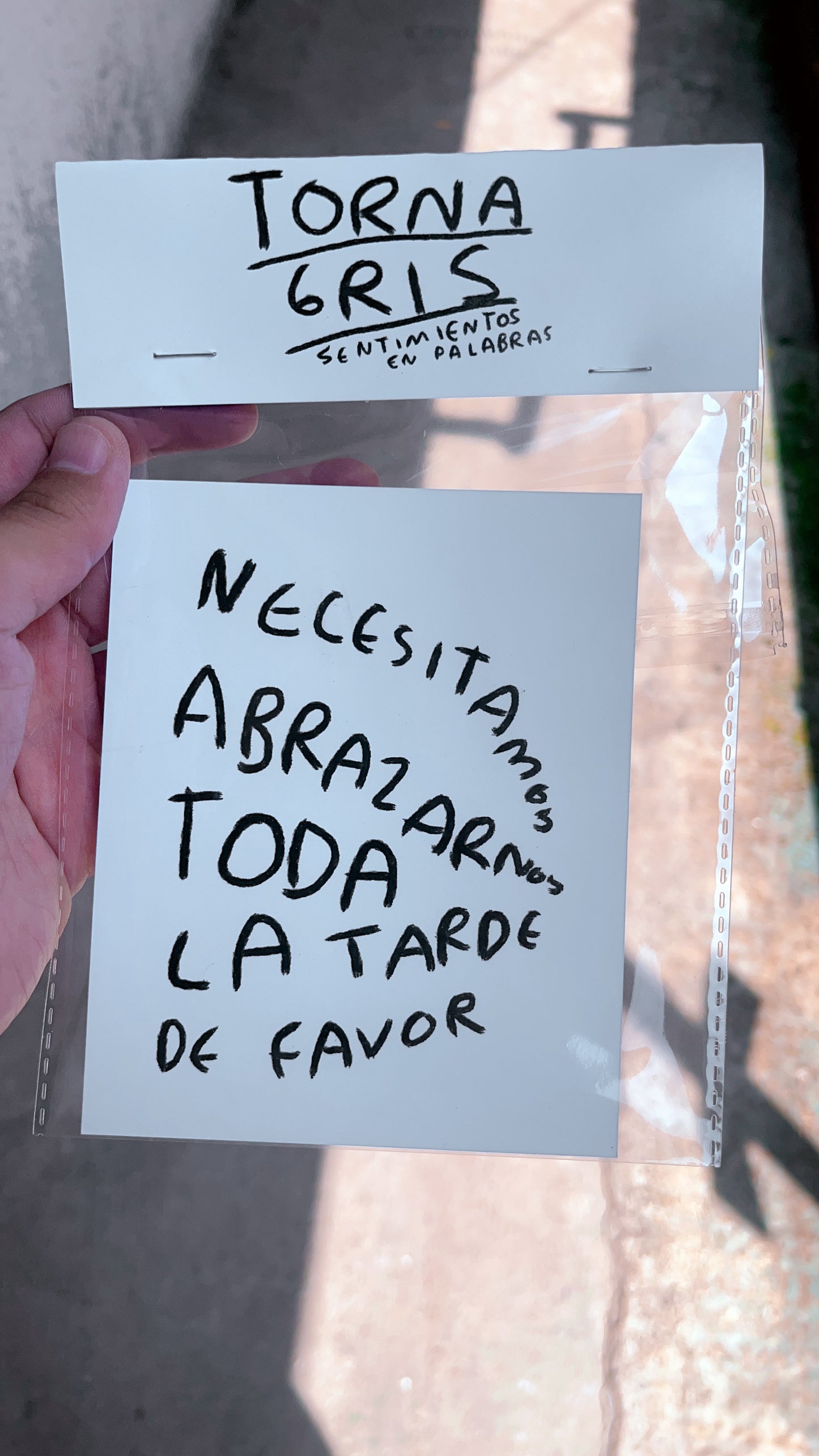 Postal "Necesitamos abrazarnos toda la tarde"