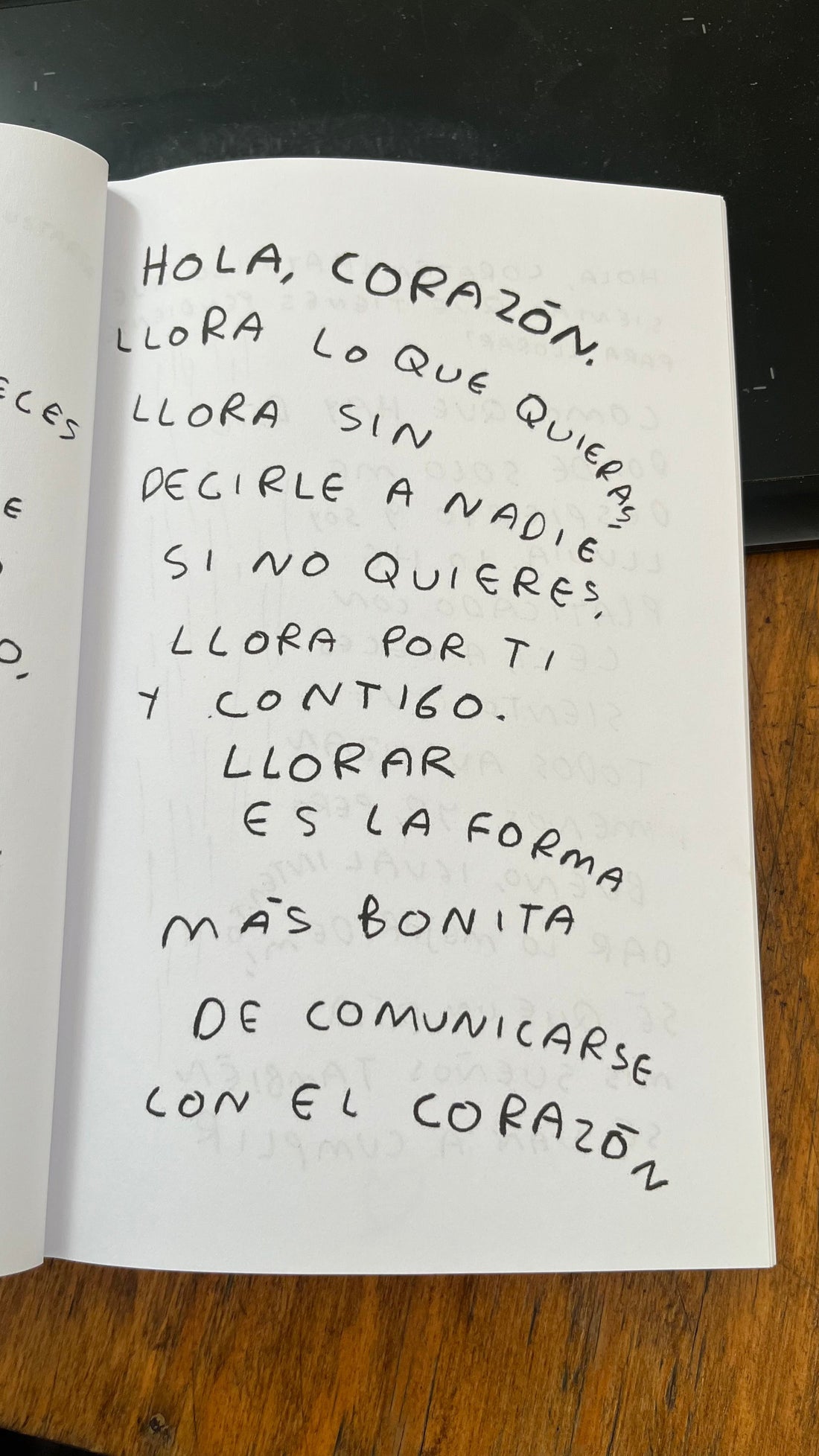 Texto reflexivo de Torna Gris sobre despertar con tristeza y la belleza de llorar