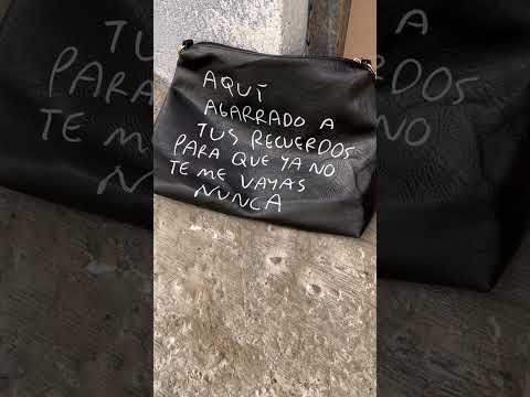 Aquí agarrado a tus recuerdos #recuerdos #bolsa #frases