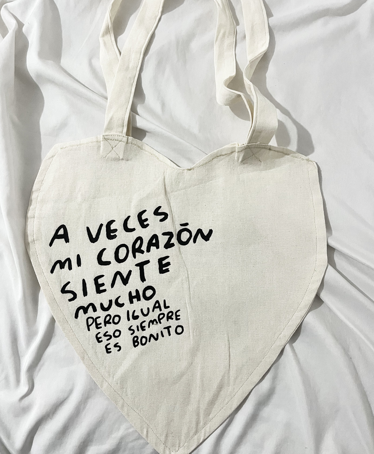 Arte hecho ropa y bolsas