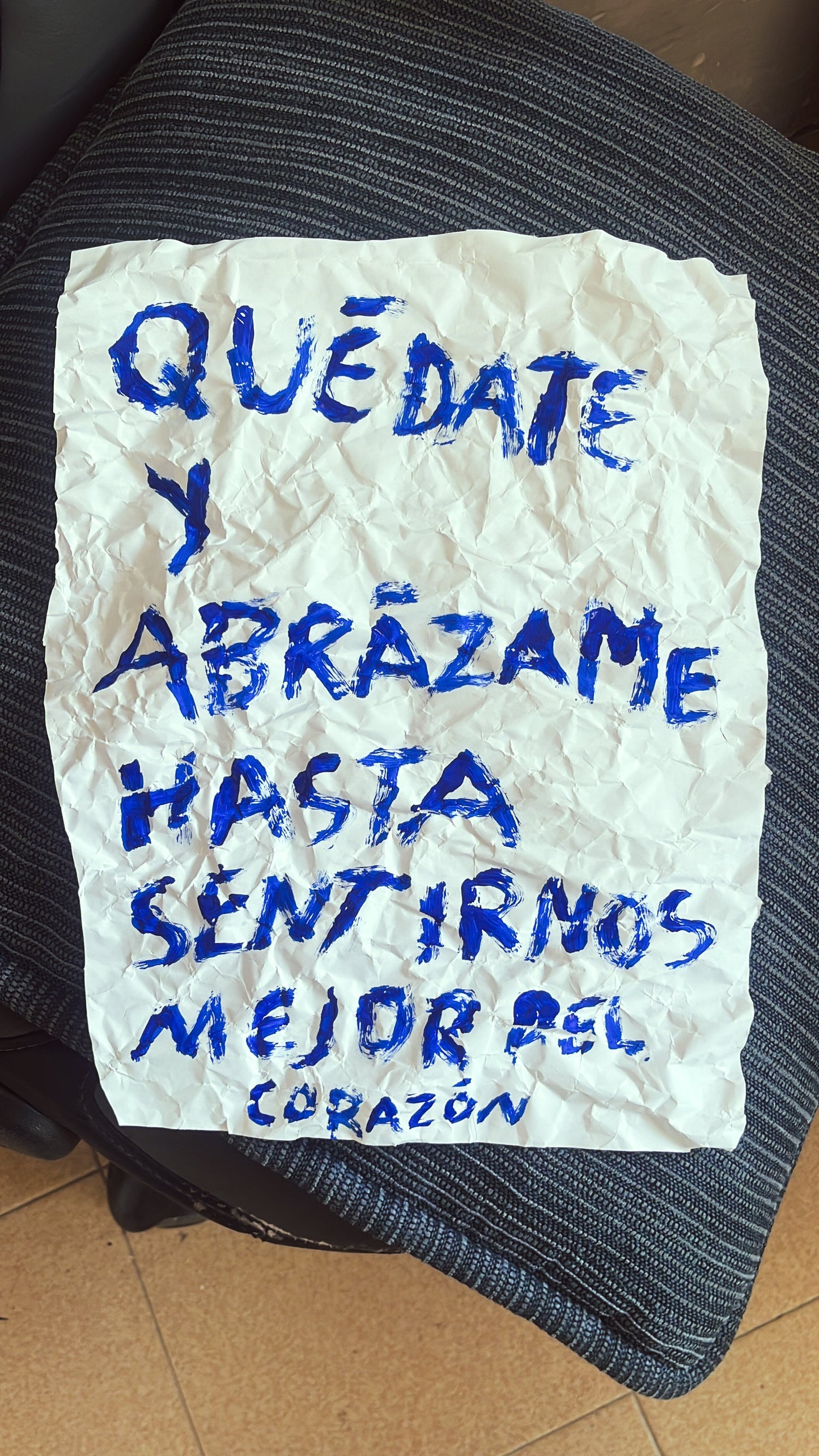 Quédate y abrázame hasta sentirnos mejor del corazón