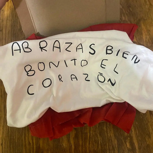 Abrazas bien bonito el corazon - Playera Unisex Torna Gris - Artista Mexicano