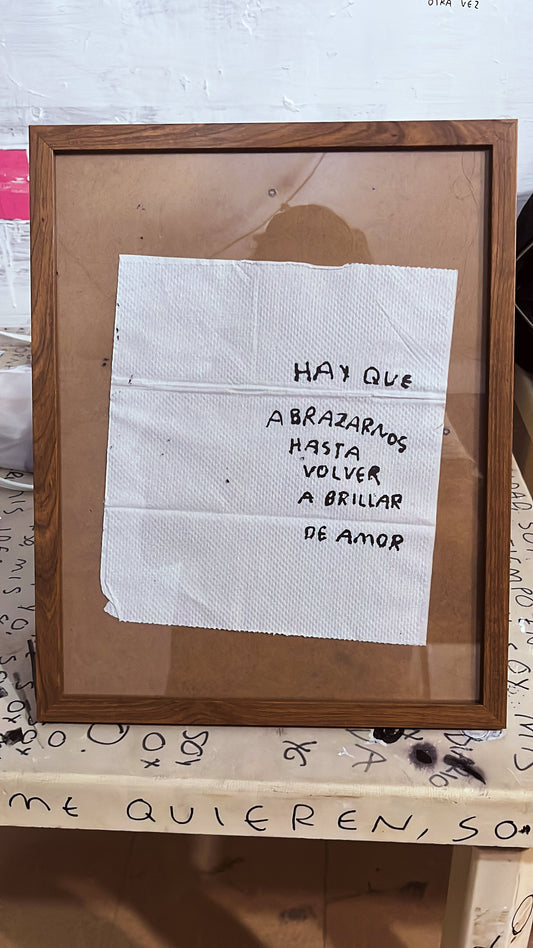 Hay que abrazarnos hasta volver a brillar de amor — Cuadro servilleta pintada a mano