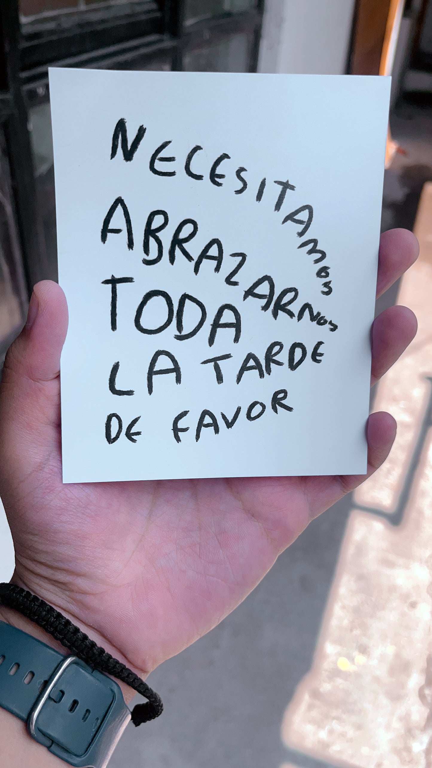 Postal "Necesitamos abrazarnos toda la tarde"