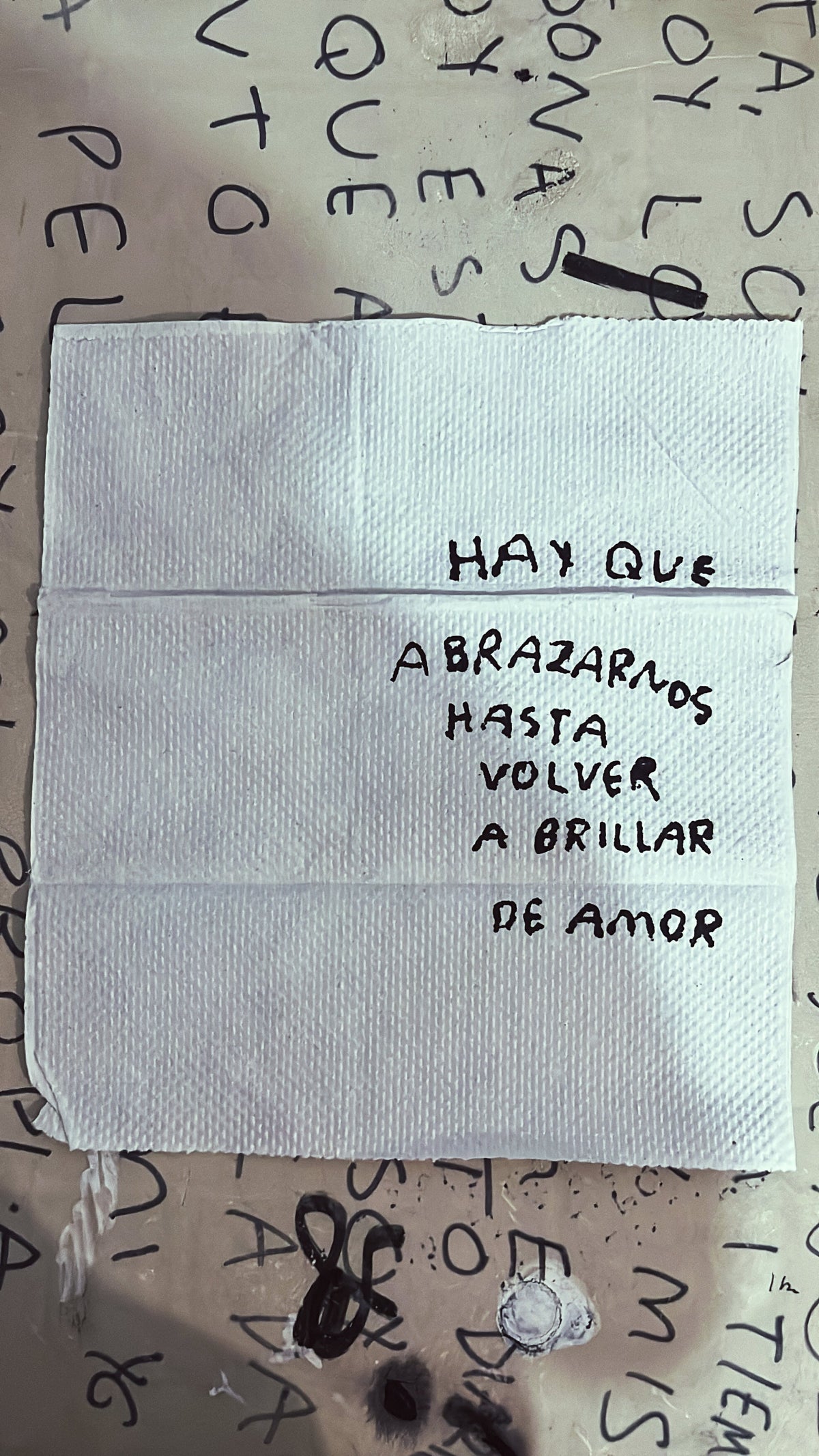 Hay que abrazarnos hasta volver a brillar de amor — Cuadro servilleta pintada a mano