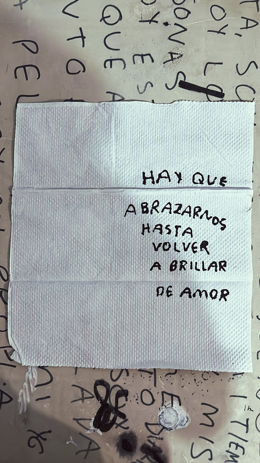 Hay que abrazarnos hasta volver a brillar de amor — Cuadro servilleta pintada a mano