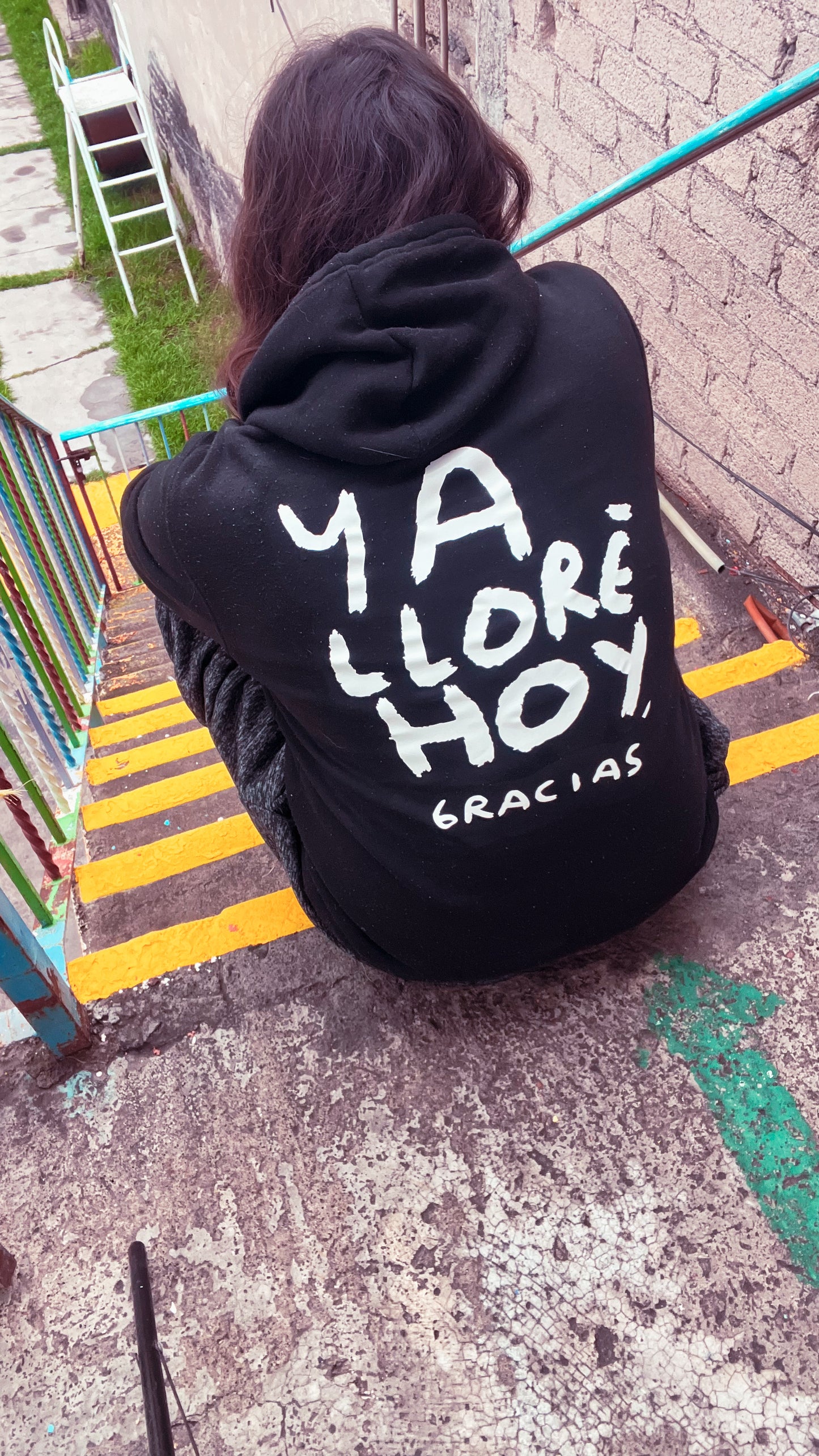 Hoodie Ya lloré, gracias – Negra con Estampado Blanco | Tornagris