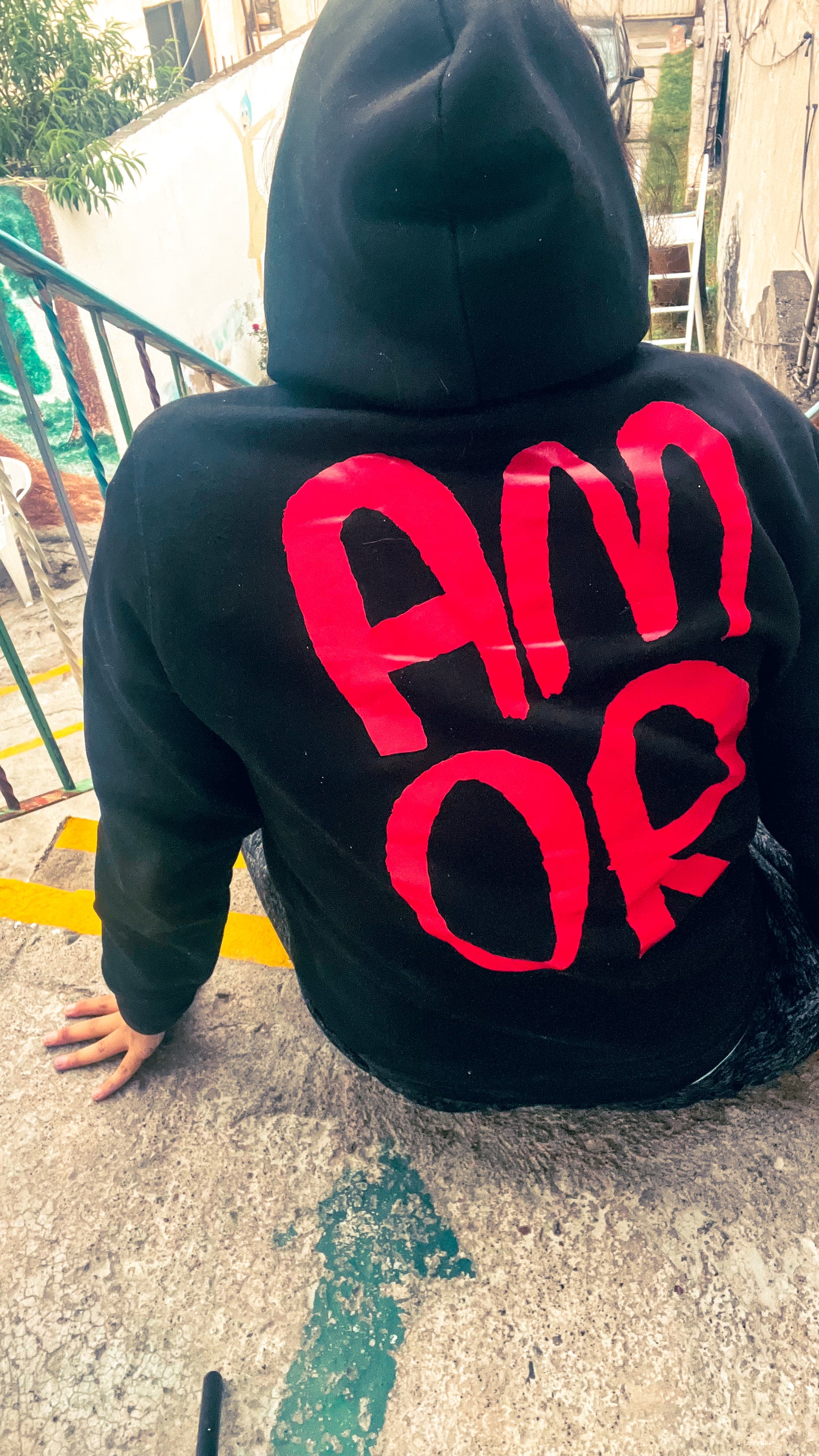 Hoodie Amor – Negra con Estampado Rojo | Tornagris