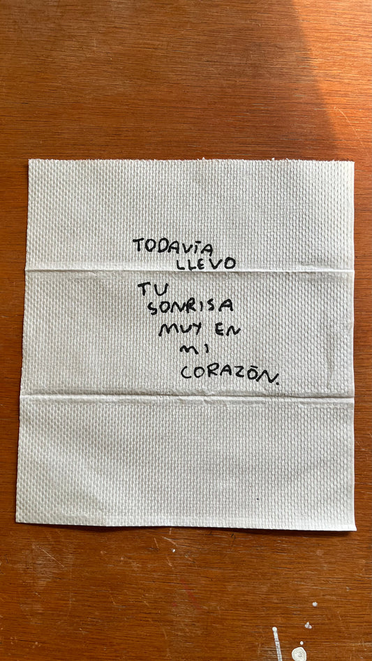 Todavía Llevo Tu Sonrisa en Mi Corazón – Servilleta Enmarcada Original