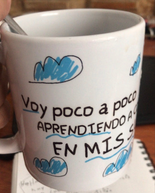 Taza Voy Poco a Poco Aprendiendo a Confiar en Mis Sueños — Edición Clásica | Torna Gris