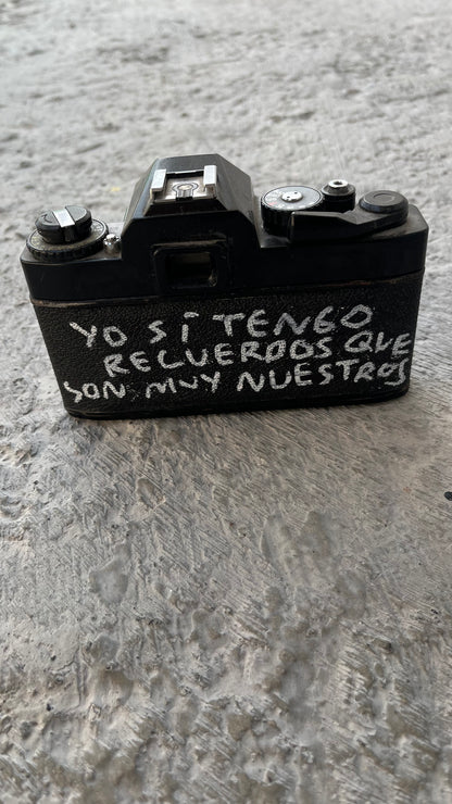 Cámara Vintage Intervenida a Mano – Torna Gris