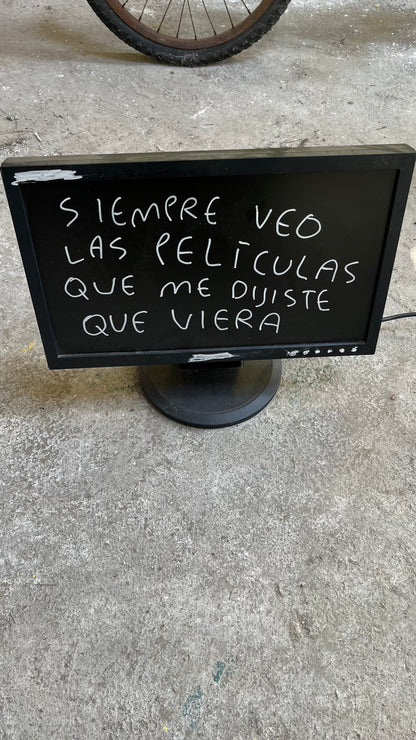 Siempre Veo las Películas que Me Dijiste que Viera – Monitor de PC Intervenido