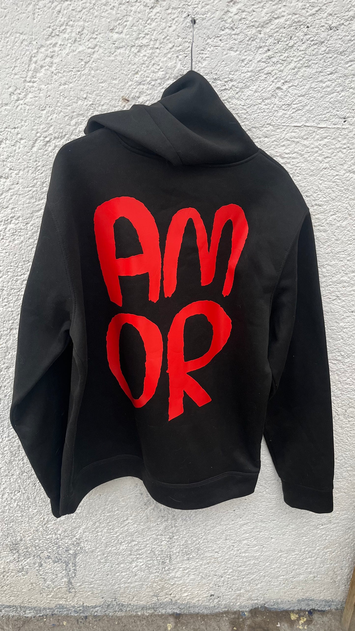 Hoodie Amor – Negra con Estampado Rojo | Tornagris